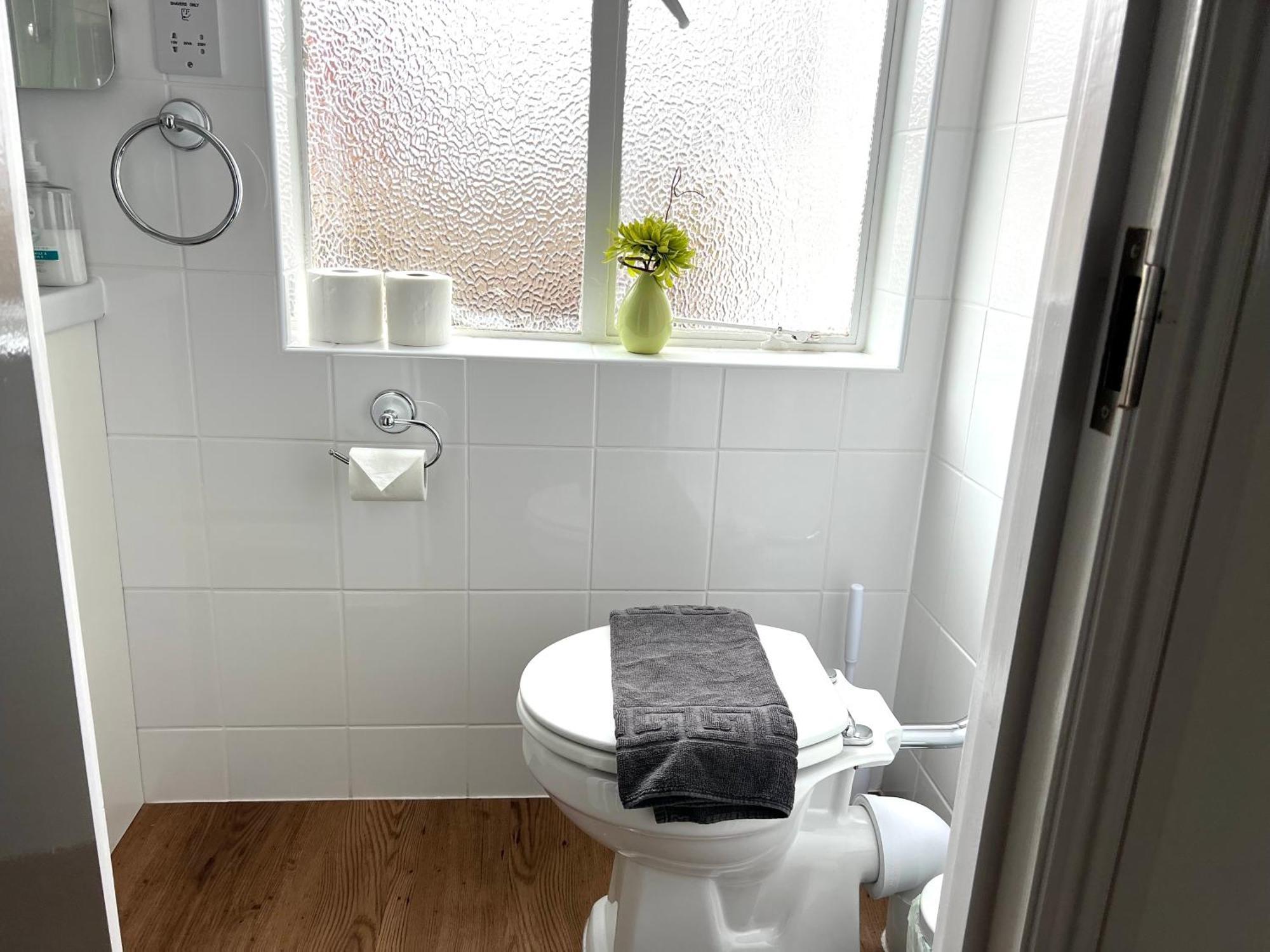 Large Family-Friendly 2Bd Glastonbury Retreat, Sleeps 5 Bagian luar foto