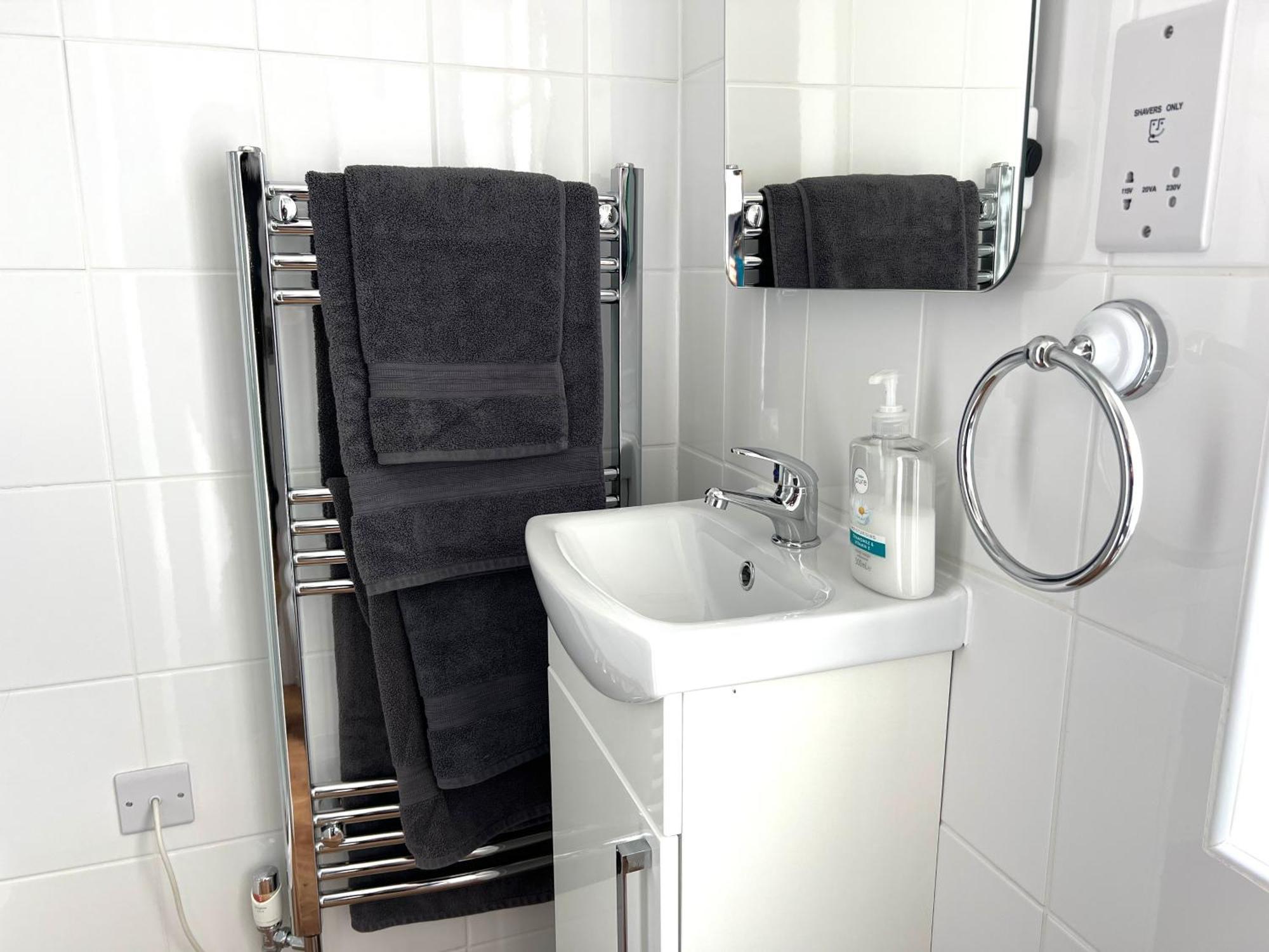 Large Family-Friendly 2Bd Glastonbury Retreat, Sleeps 5 Bagian luar foto